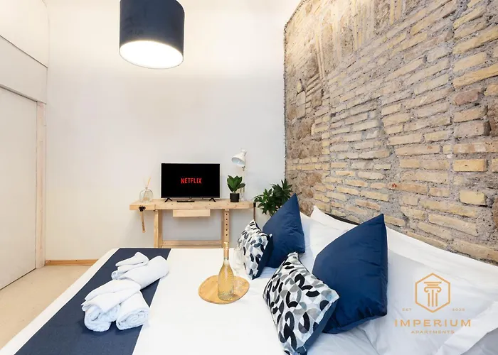 Imperium Vittorio - 4 Bdr, Center, 100mt To Train Station, Pvt Bathrooms, A-c Πανσιόν