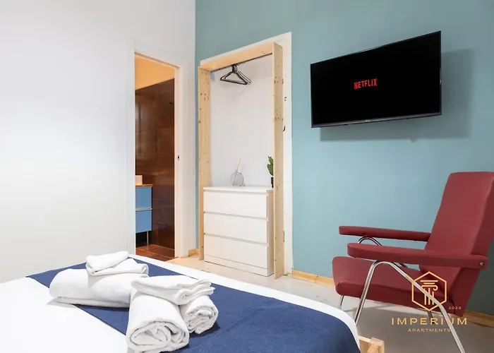 Imperium Vittorio - 4 Bdr, Center, 100mt To Train Station, Pvt Bathrooms, A-c Πανσιόν
