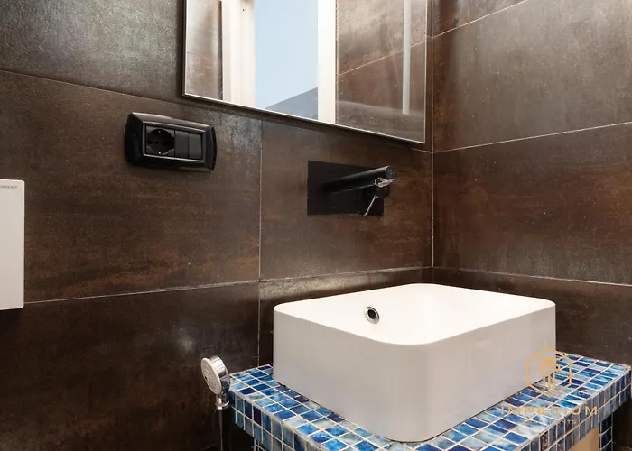 Casa de hóspedes Imperium Vittorio - 4 Bdr, Center, 100mt To Train Station, Pvt Bathrooms, A-c 3*