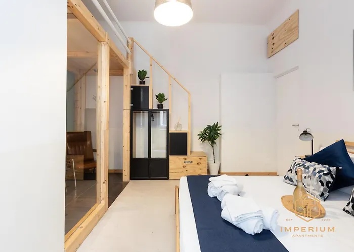 Imperium Vittorio - 4 Bdr, Center, 100mt To Train Station, Pvt Bathrooms, A-c