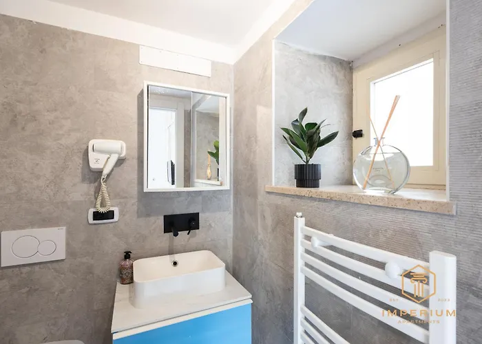 Πανσιόν Imperium Vittorio - 4 Bdr, Center, 100mt To Train Station, Pvt Bathrooms, A-c